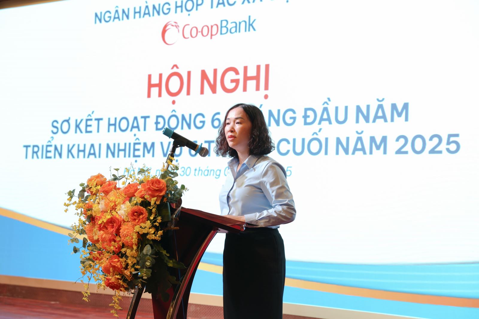 Bà Phạm Thị Kim Oanh - Phó Giám đốc phụ trách Ban Pháp chế và Kiểm soát tuân thủ trình bày báo cáo tại Hội nghị