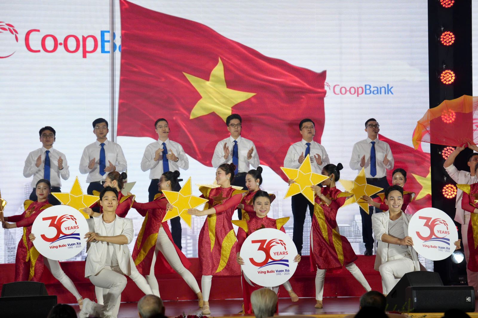 Hình ảnh: Lễ kỷ niệm 30 năm thành lập Co-opBank thành công tốt đẹp số 10