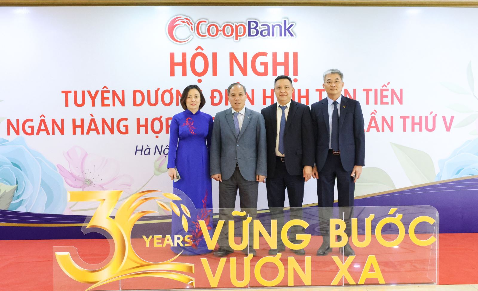 Đồng chí Đoàn Thái Sơn - Ủy viên Ban thường vụ Đảng ủy, Phó Thống đốc NHNN Việt Nam và đại biểu tham dự Hội nghị chụp ảnh lưu niệm cùng Lãnh đạo Co-opBank bên lề Hội nghị