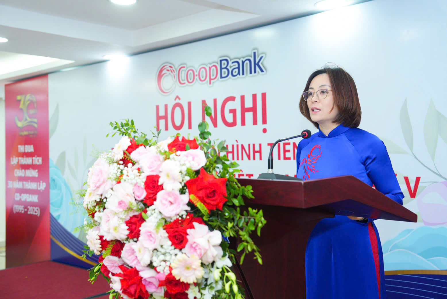 Đồng chí Phạm Thị Hồng Minh - Phó Bí thư Đảng bộ, Tổng giám đốc Co-opBank phát biểu tại Hội nghị