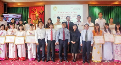 Tổng giám đốc Ngân hàng Hợp tác trao học bổng cho sinh viên Học viện Ngân hàng