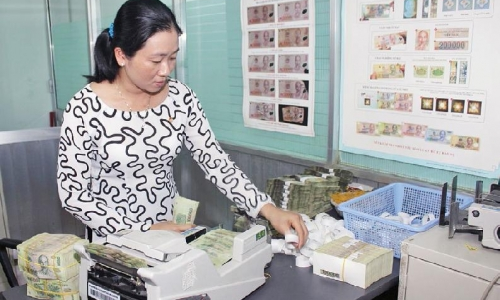 Những người phía sau quầy giao dịch…