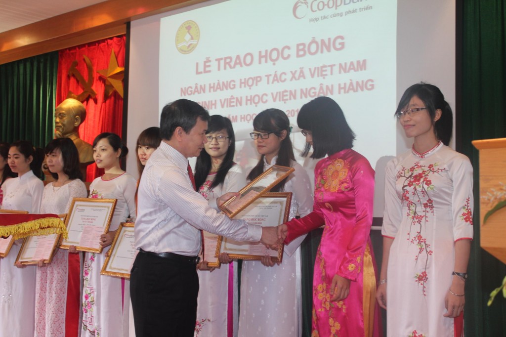 Ông Đỗ Mạnh Hùng, Tổng giám đốc Ngân hàng Hợp tác trao học bổng cho các sinh viên Học viện Ngân hàng có thành tích cao trong học tập