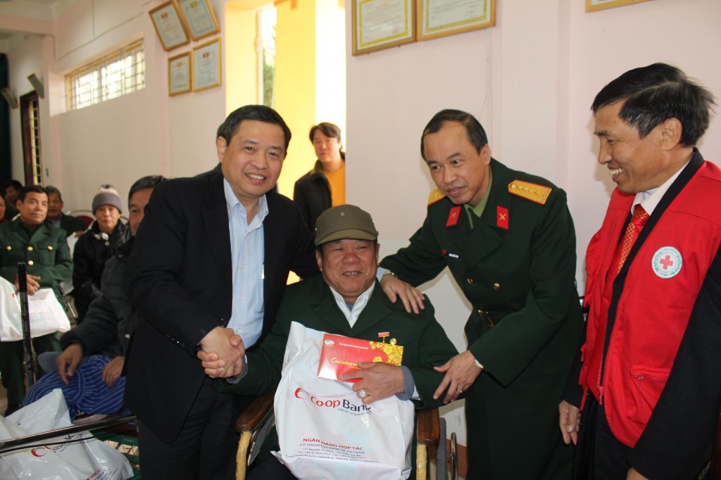 Ông Nguyễn Đức Dũng, Phó Tổng giám đốc - Chủ tịch Công đoàn Ngân hàng Hợp tác trao tặng quà cho các thương bệnh binh Trung tâm điều dưỡng người có công tỉnh Phú Thọ