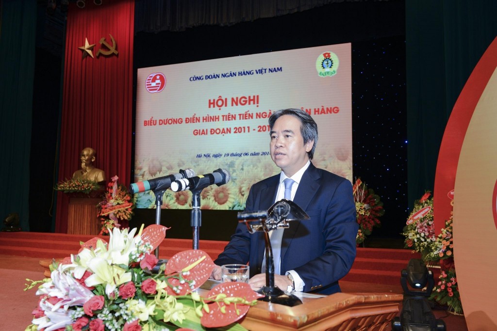 Đồng chí Nguyễn Văn Bình, Thống đốc NHNN Việt Nam phát biểu chỉ đạo tại Hội nghị biểu dương các Điển hình tiên tiến Ngành Ngân hàng