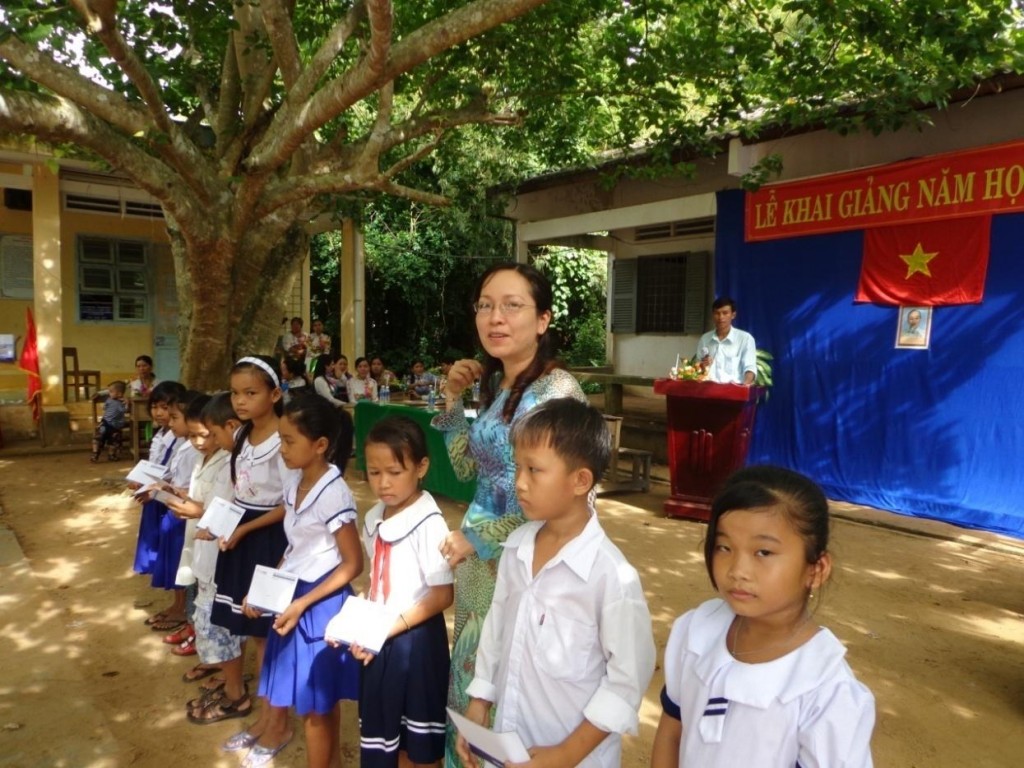 Bà Bùi Thị Xuân Ngọc, Phó Giám đốc Ngân hàng Hợp tác CN Trà Vinh trao học bổng tại Trường tiểu học Thanh Sơn