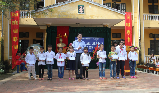 Sở giao dịch Ngân hàng Hợp tác trao học bổng cho các học sinh nghèo vượt khó