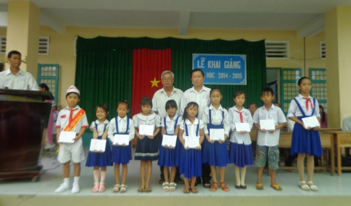Ngân hàng Hợp tác CN Trà Vinh:  Trao tặng quà cho các học sinh nghèo nhân dịp năm học mới