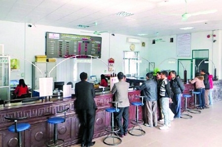 Khách hàng giao dịch tại Ngân hàng Hợp tác chi nhánh Thái Bình