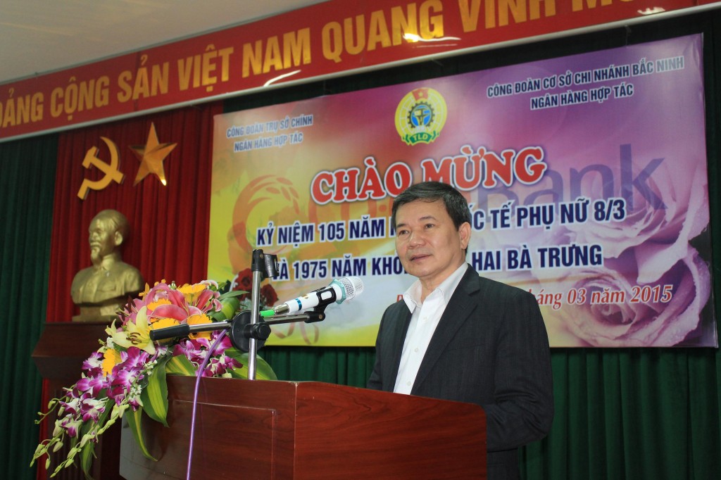 Đồng chí Đỗ Mạnh Hùng, Bí thư Đảng uỷ - Tổng giám đốc Ngân hàng Hợp tác phát biểu tại buổi họp mặt