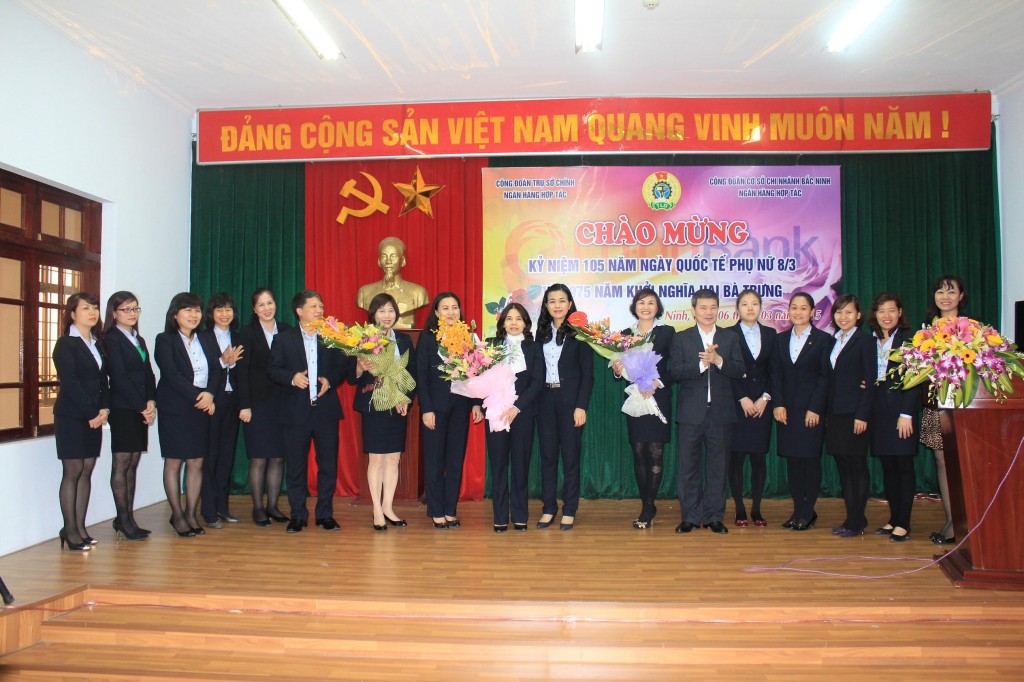 Các đồng chí lãnh đạo tặng hoa đồng chí nữ nhân ngày quốc tế phụ nữ 8/3