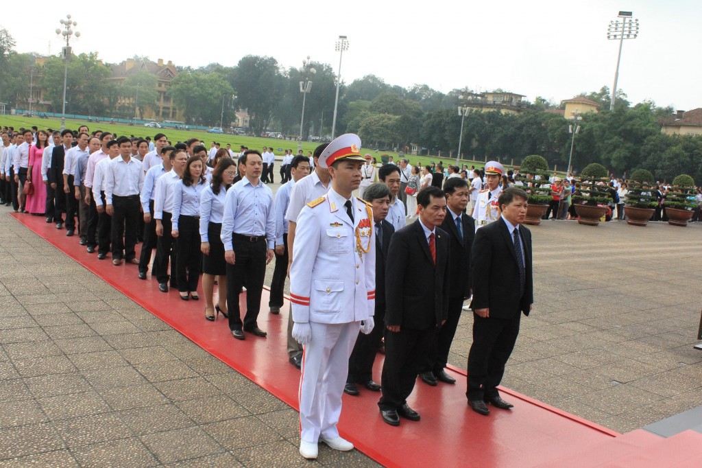 Đoàn cán bộ Ngân hàng Hợp tác và các QTDND vào Lăng viếng Bác
