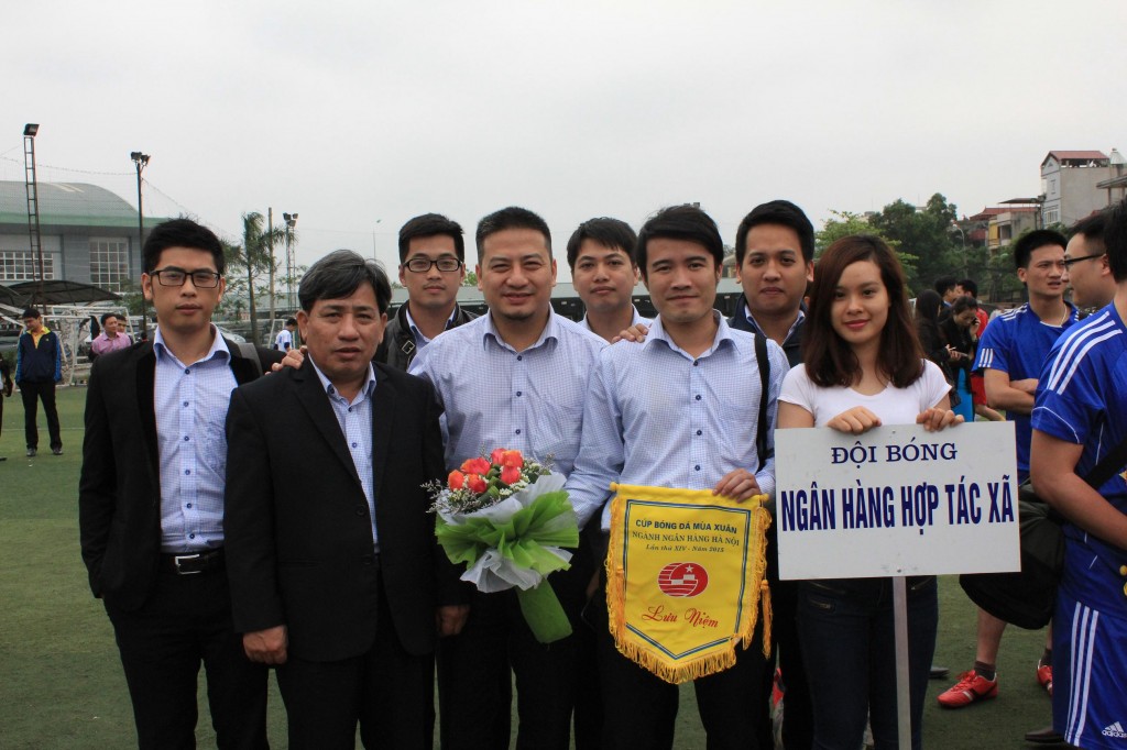 Ông Nguyễn Thạc Tâm, Phó Tổng giám đốc Ngân hàng Hợp tác tặng hoa cho đội bóng Ngân hàng Hợp tác tham dự giải Cúp bóng đá mùa xuân" năm 2015