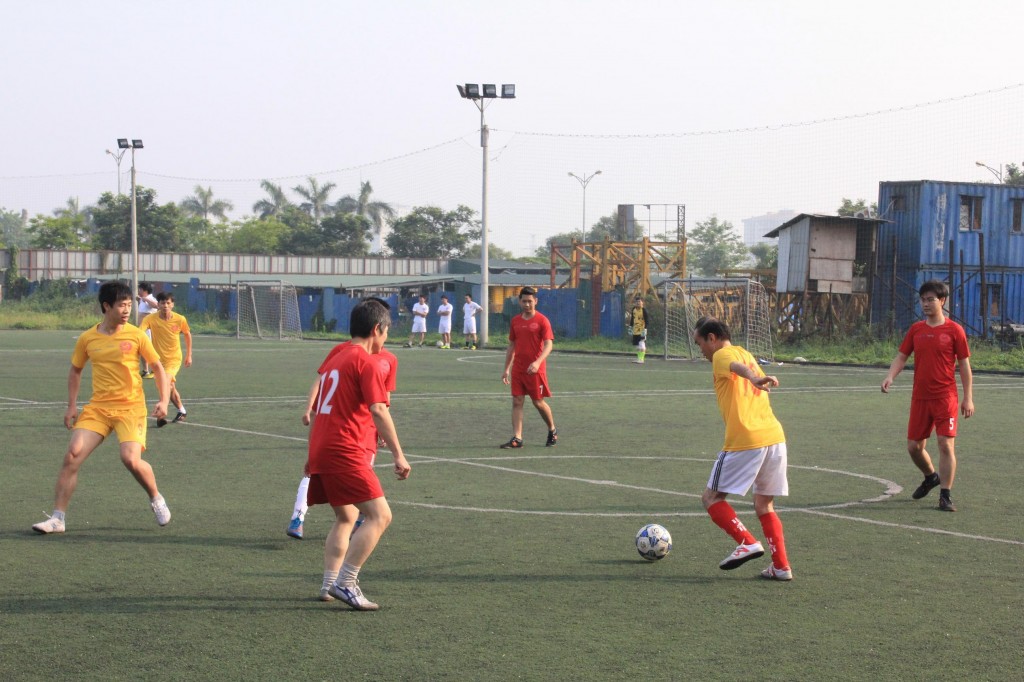 Cầu thủ Nguyễn Đồng Tiến của Vụ Chính sách tiền tệ giành giải Vua phá lưới