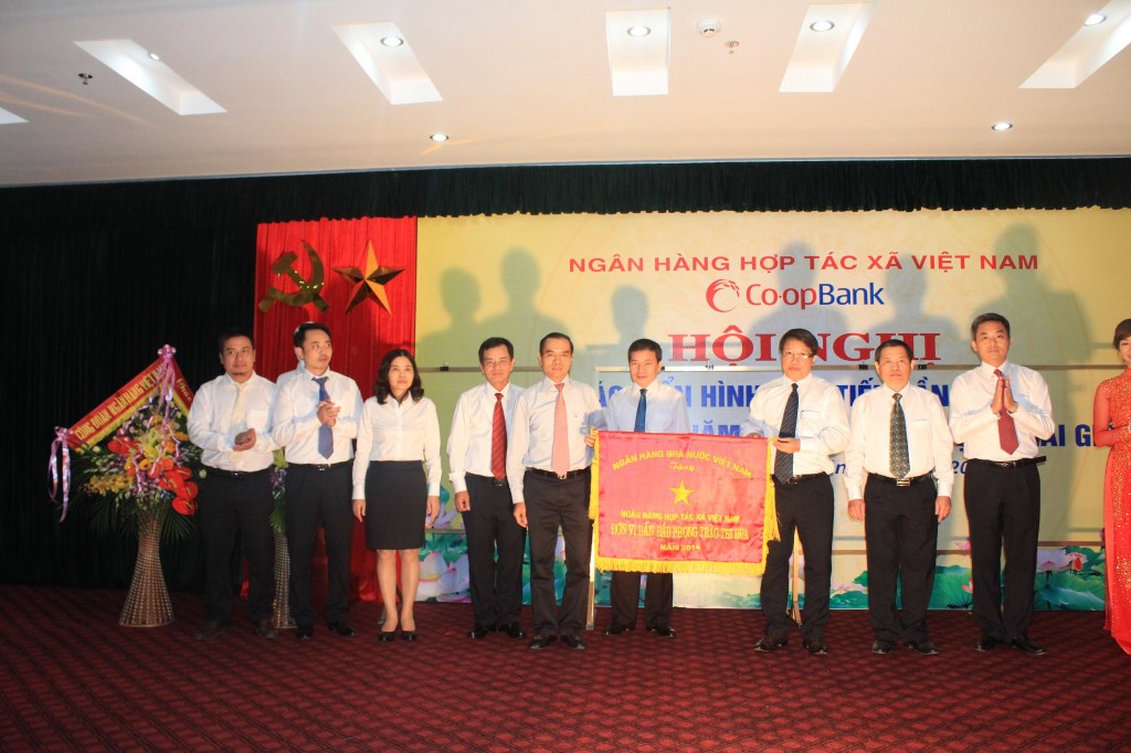 Ông Nguyễn Đồng Tiến, Phó Thống đốc NHNN Việt Nam trao Cờ thi đua của NHNN Việt Nam cho Ngân hàng Hợp tác