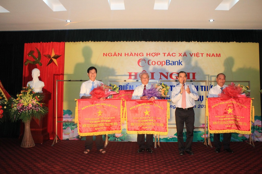 Ông Nguyễn Đồng Tiến, Phó Thống đốc NHNN Việt Nam trao Cờ thi đua của NHNN Việt Nam cho các Chi nhánh Ngân hàng Hợp tác Bắc Ninh, Nghệ An, Bình Định