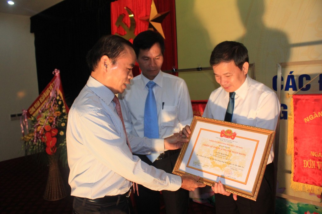 Ông Nguyễn Đồng Tiến, Phó Thống đốc NHNN Việt Nam trao tặng Danh hiệu Chiến sỹ thi đua cho ông Đỗ Mạnh Hùng, Tổng giám đốc Ngân hàng Hợp tác