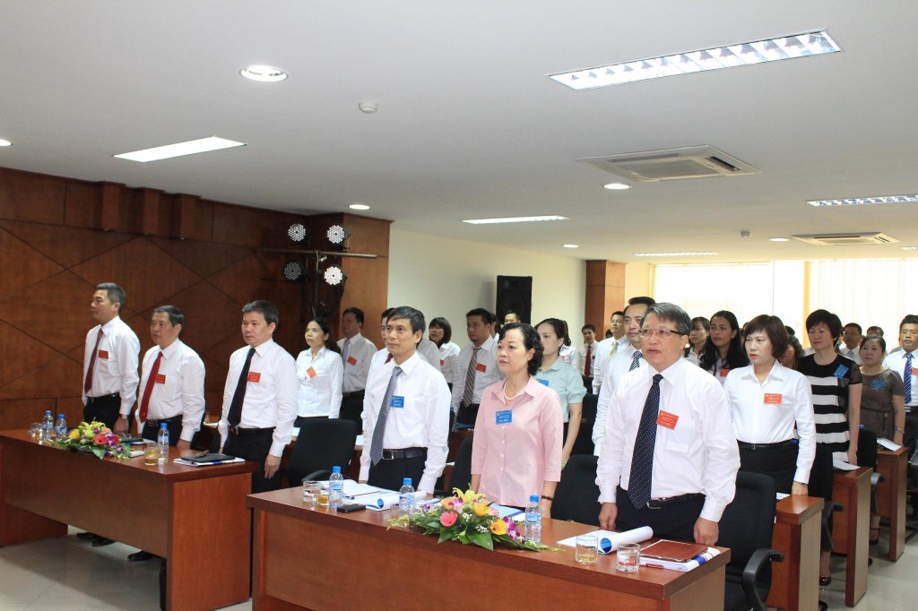 Các đại biểu tham dự làm lễ chào cờ tại Đại hội Đảng bộ Ngân hàng Hợp tác lần thứ VI