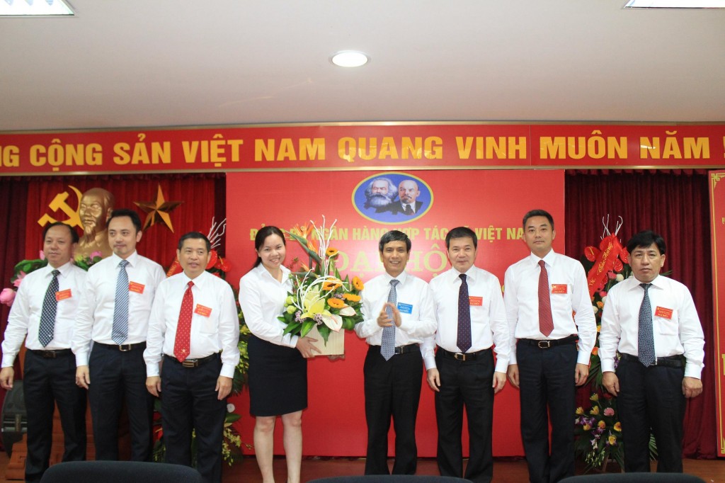 Đồng chí Nguyễn Toàn Thắng, Ủy viên Ban Cán sự Đảng, Bí thư Đảng uỷ Cơ quan NHTW, Phó Thống đốc NHNN tặng hoa chúc mừng BCH Đảng bộ Ngân hàng Hợp tác nhiệm kỳ 2015 - 2020
