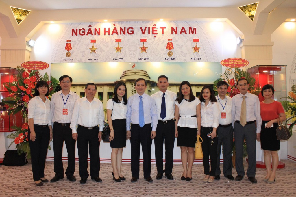 Phó Thống đốc NHNN Việt Nam Đào Minh Tú chụp ảnh lưu niệm với lãnh đạo và cán bộ Ngân hàng Hợp tác tại gian triển lãm thành tựu ngành Ngân hàng
