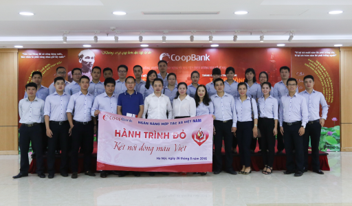 Lãnh đạo và cán bộ, đoàn viên Ngân hàng Hợp tác  tham gia hiến máu tình nguyện