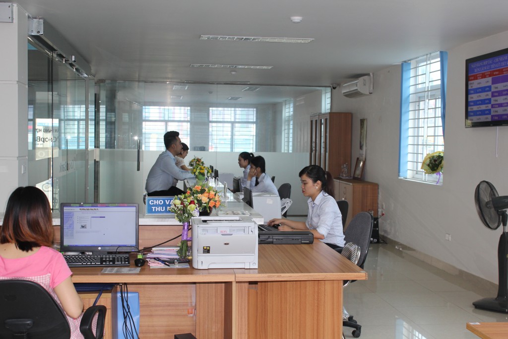 Khách hàng giao dịch tại Ngân hàng Hợp tác chi nhánh Hà  Nam 