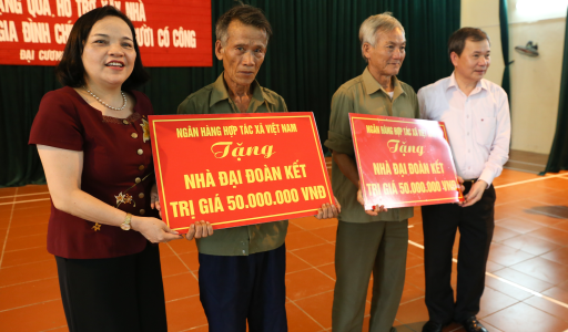 Ngân hàng Hợp tác tặng quà, hỗ trợ xây nhà cho các gia đình chính sách, người có công tại Tỉnh Hà Nam