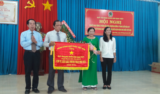 QTDND Định Thủy:  Đón nhận Cờ thi đua của Thống đốc NHNN Việt Nam