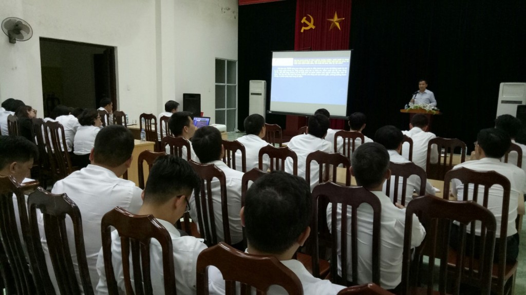 Đồng chí Vũ Ngọc Khuynh – Phó giám đốc Ngân hàng Hợp tác chi nhánh Hải Dương phát biểu tại Hội nghị