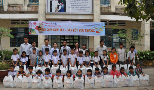 Chi nhánh Kiên Giang trao 120 phần quà cho học sinh nghèo đón Tết