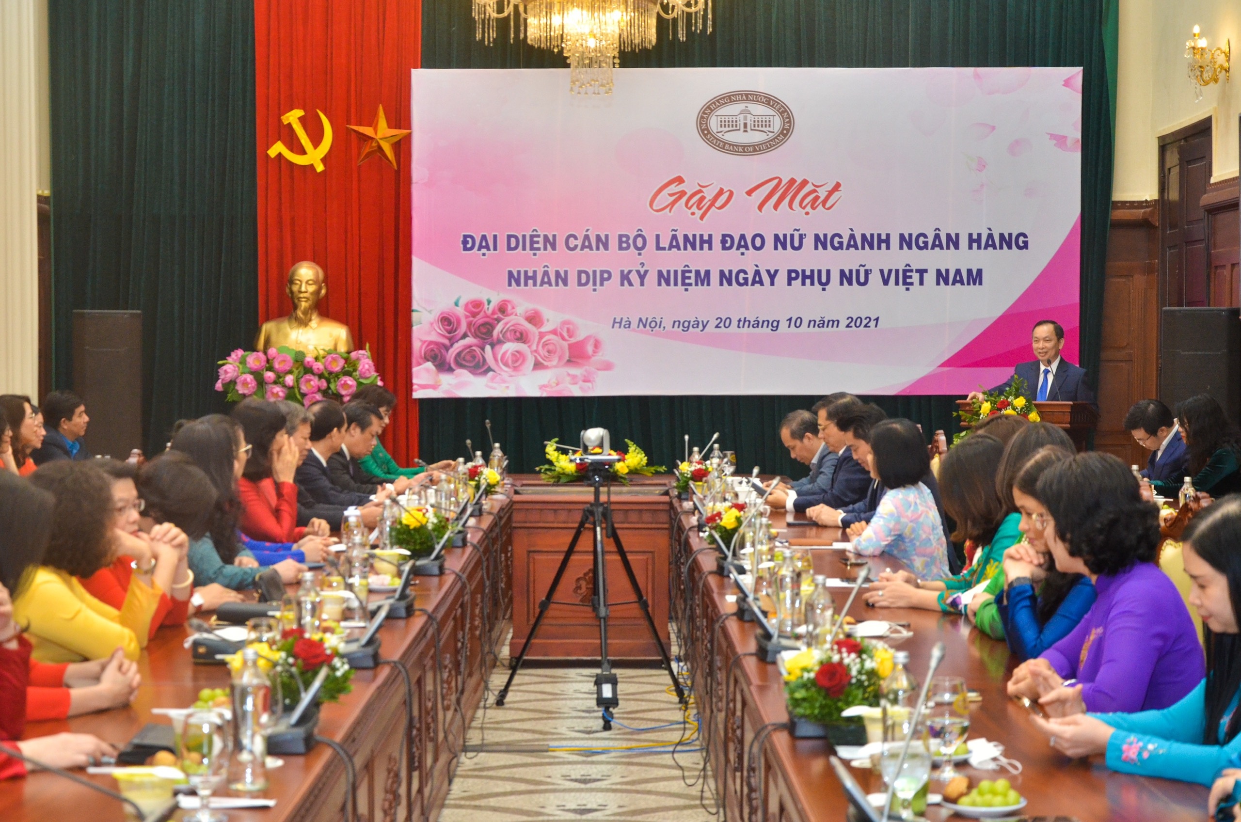 khang dinh vai tro vi the cua can bo nu trong nganh ngan hang