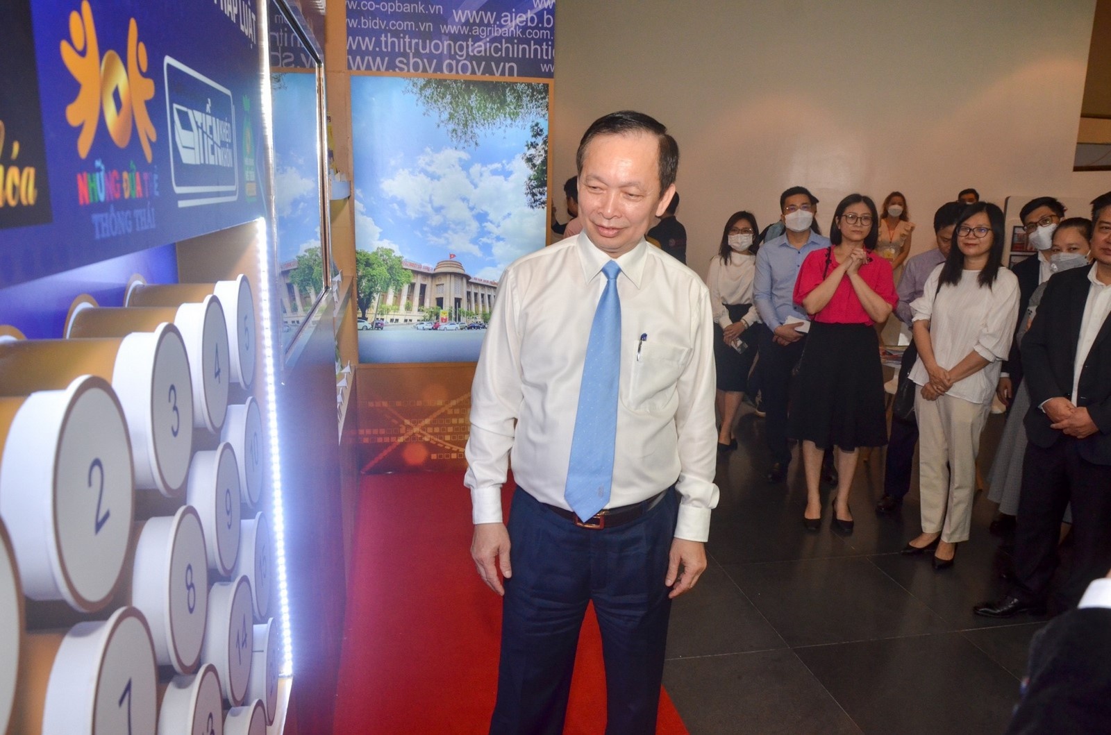 pho thong doc thuong truc nhnn tham gian trien lam bao chi nganh ngan hang