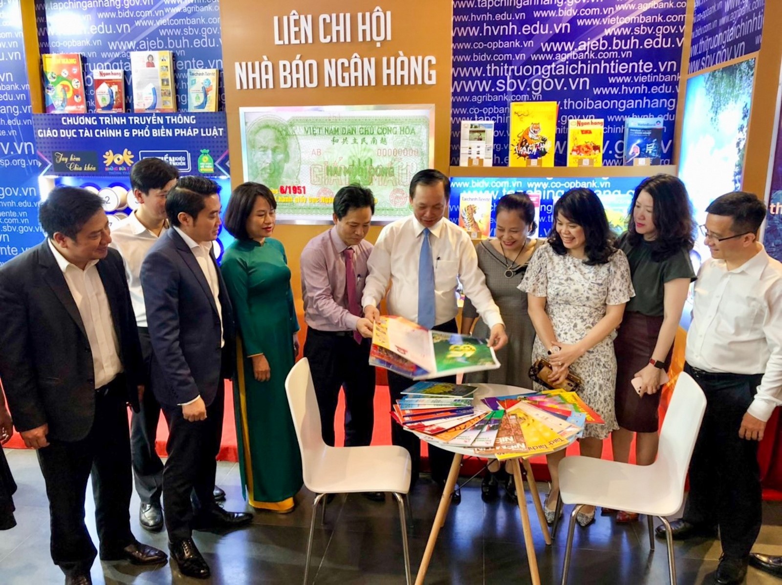 pho thong doc thuong truc nhnn tham gian trien lam bao chi nganh ngan hang