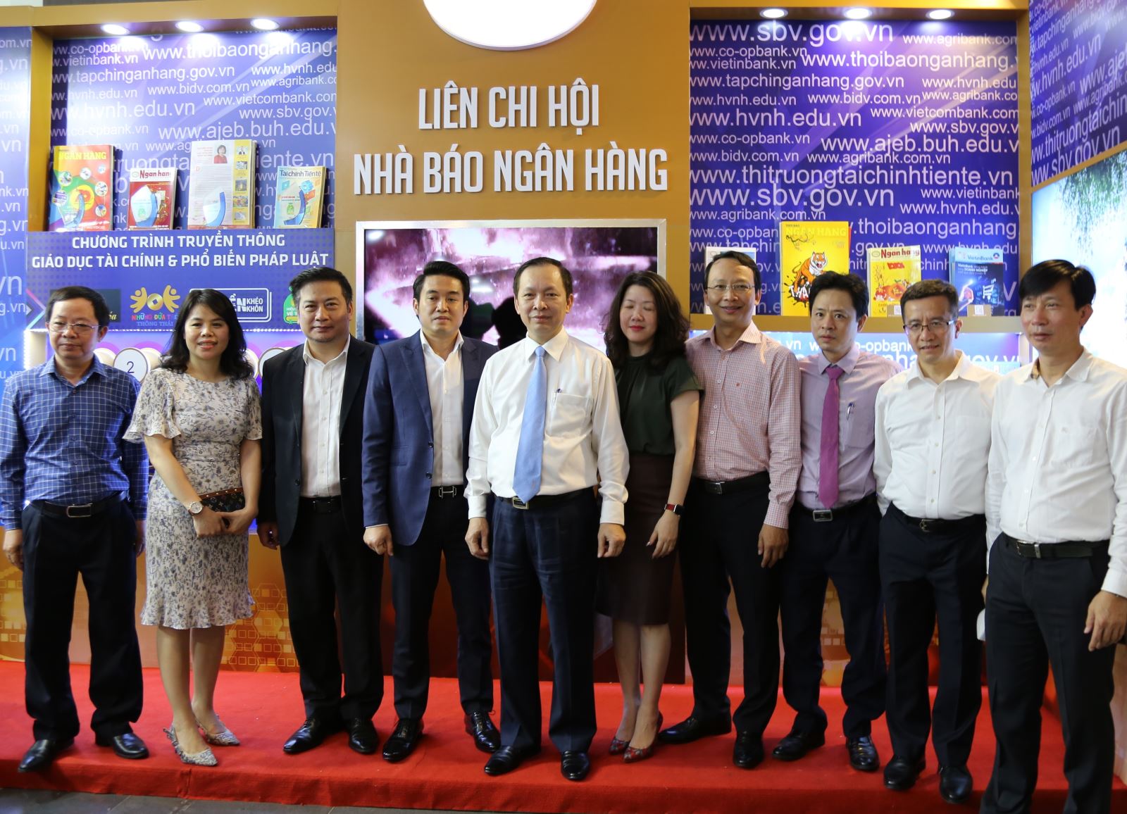 Đồng chí Đào Minh Tú - Phó Thống đốc Thường trực NHNN Việt Nam chụp ảnh lưu niệm cùng lãnh đạo Co-opBank và các Ngân hàng thương mại tại gian hàng của Liên chi hội Nhà báo Ngân hàng