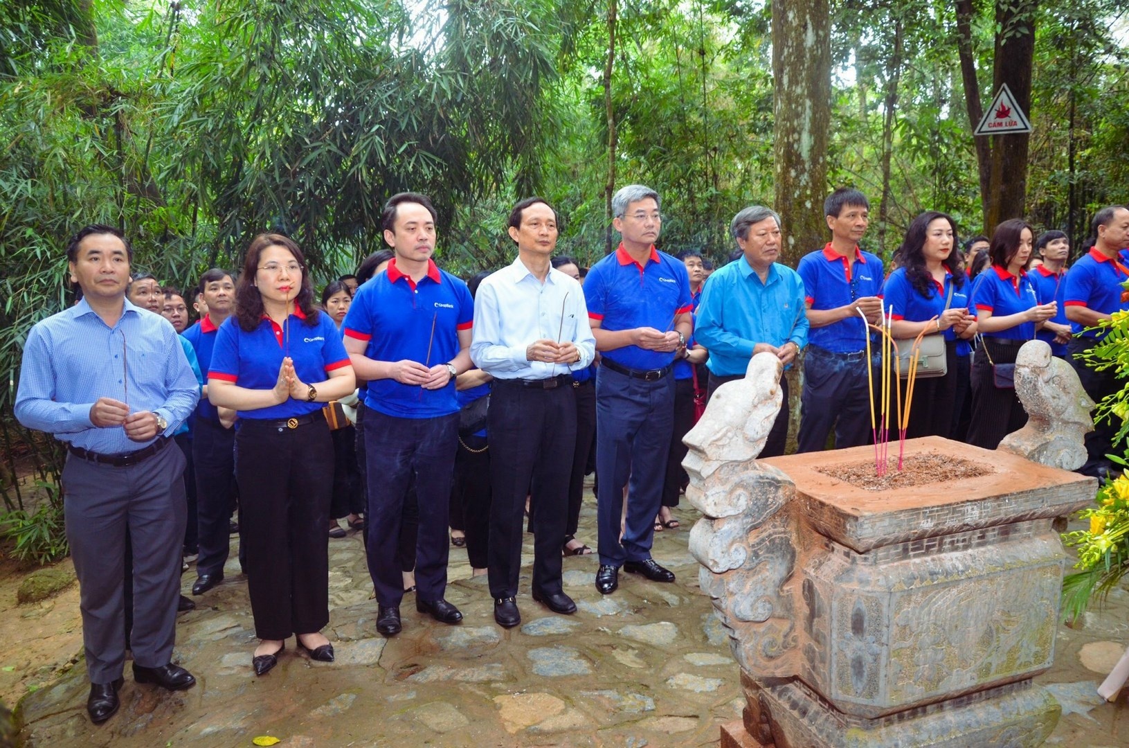 can bo dang vien co opbank hoc tap va lam theo tu tuong dao duc phong cach ho chi minh