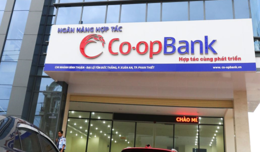 Co-opBank Binh Thuan branch conducts political activities with the theme “Keeping the oath of Party members”