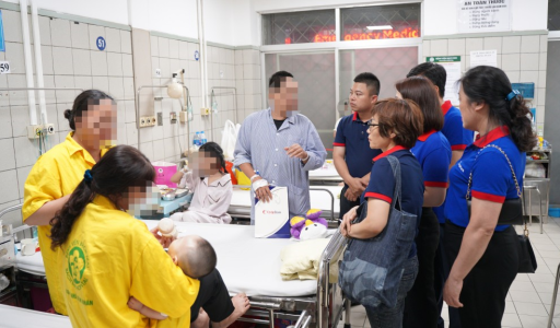 Sẻ chia những mất mát với các nạn nhân vụ cháy tại quận Thanh Xuân