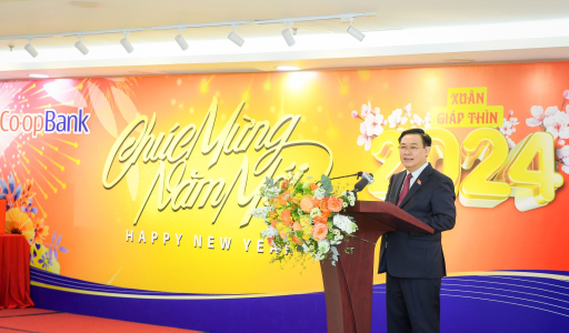 Chủ tịch Quốc hội Vương Đình Huệ thăm và chúc Tết Co-opBank