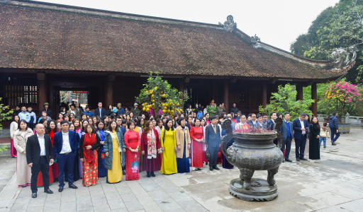 Cán bộ nữ ngành Ngân hàng học tập tấm gương Hồ Chí Minh trên quê hương Bác