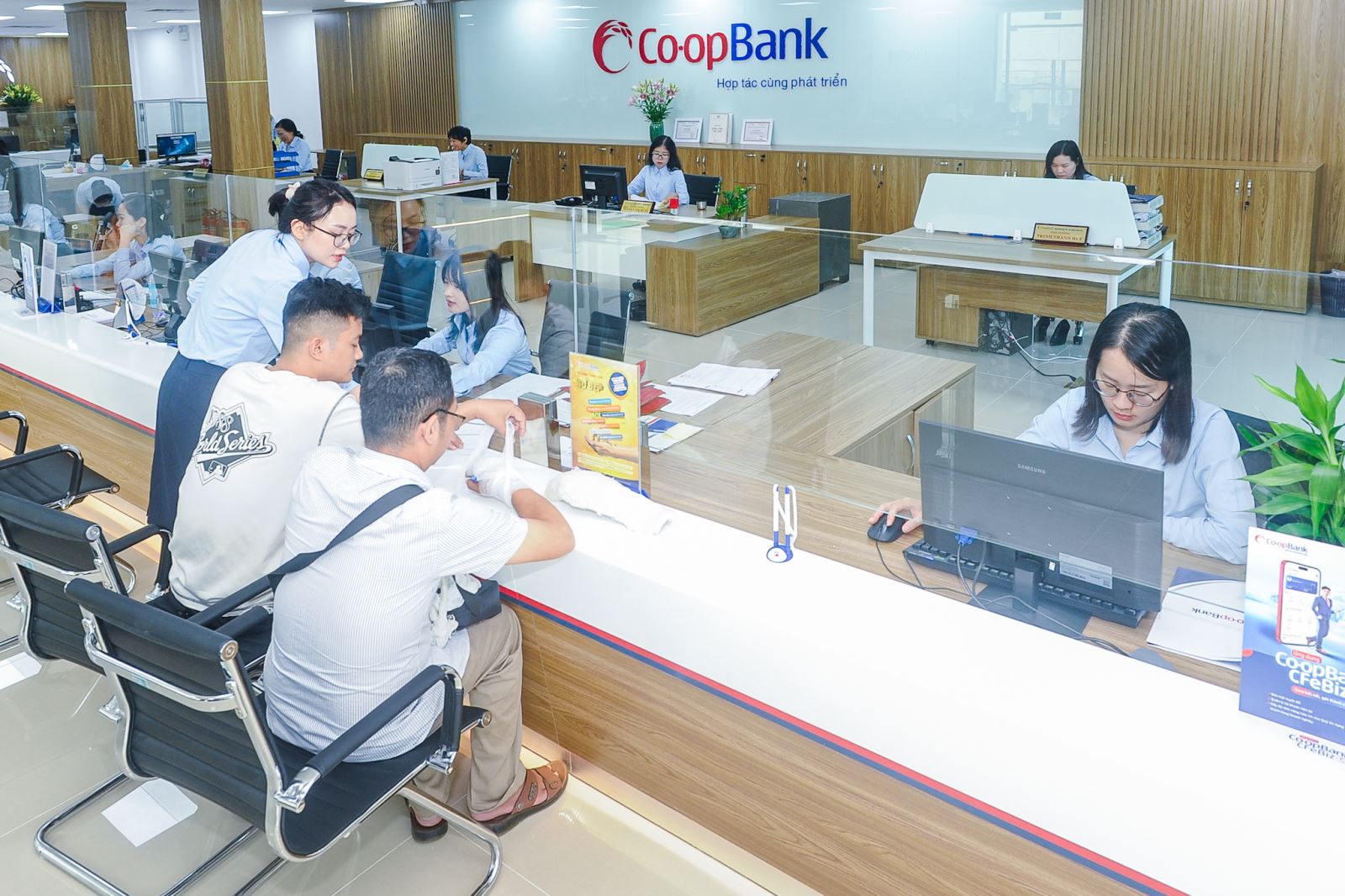 Khách hàng giao dịch tại Co-opBank chi nhánh Thanh Hóa