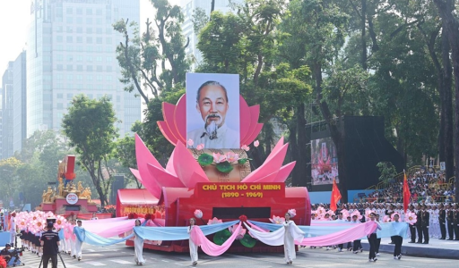 Bác vẫn cùng chúng cháu hành quân