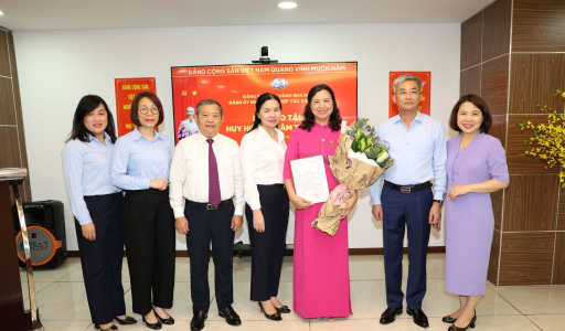 Trao tặng Huy hiệu 30 năm tuổi Đảng cho đảng viên thuộc Đảng bộ Co-opBank