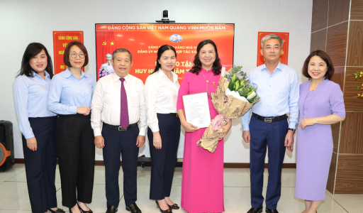 Awarding the 30-Year Party Membership Badge to a Party Member under the Party Committee of Co-opBank