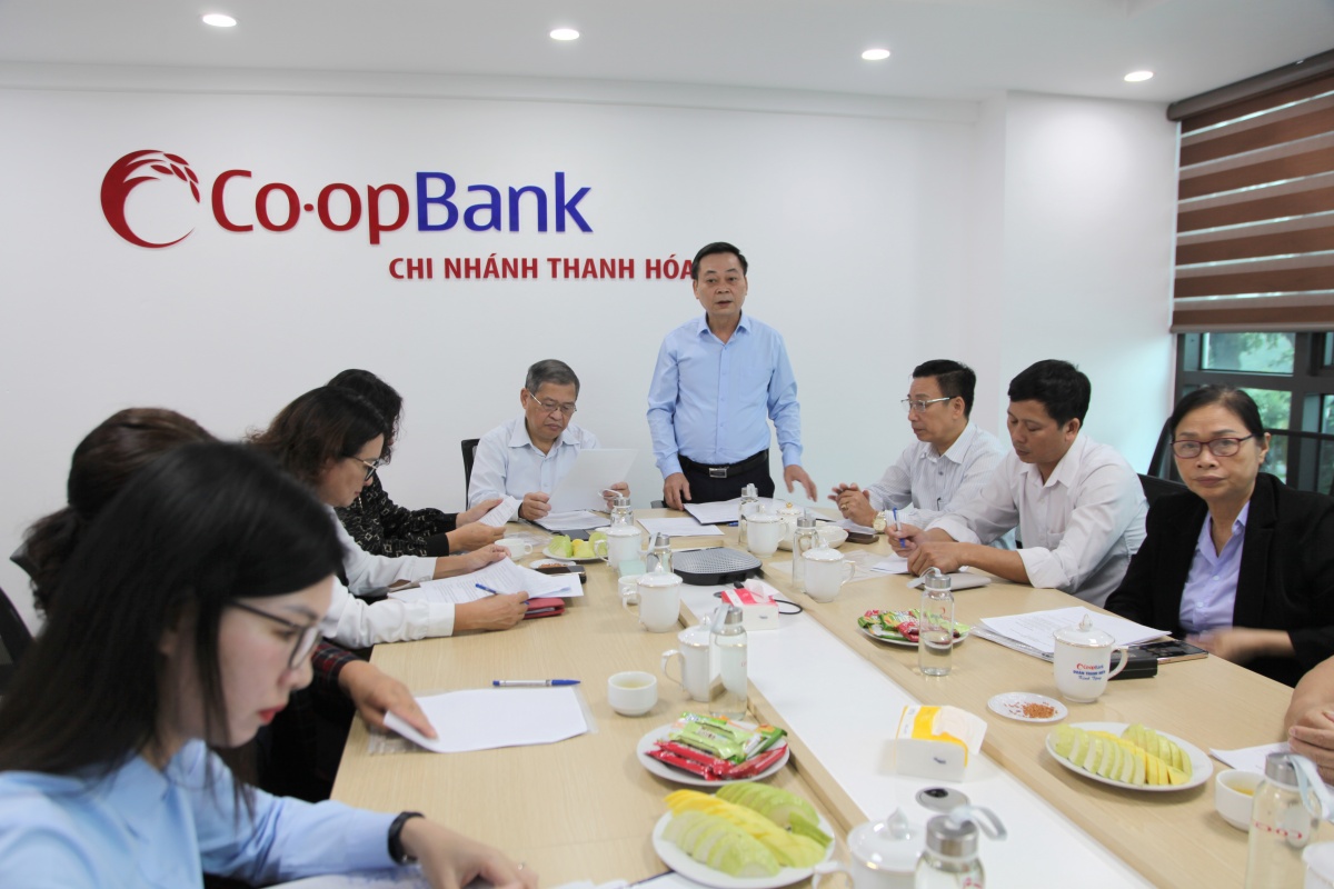 Ông Trịnh Huy Thành, Giám đốc Ngân hàng Hợp tác chi nhánh Thanh Hóa - Chủ nhiệm CLB trao đổi tại buổi làm việc
