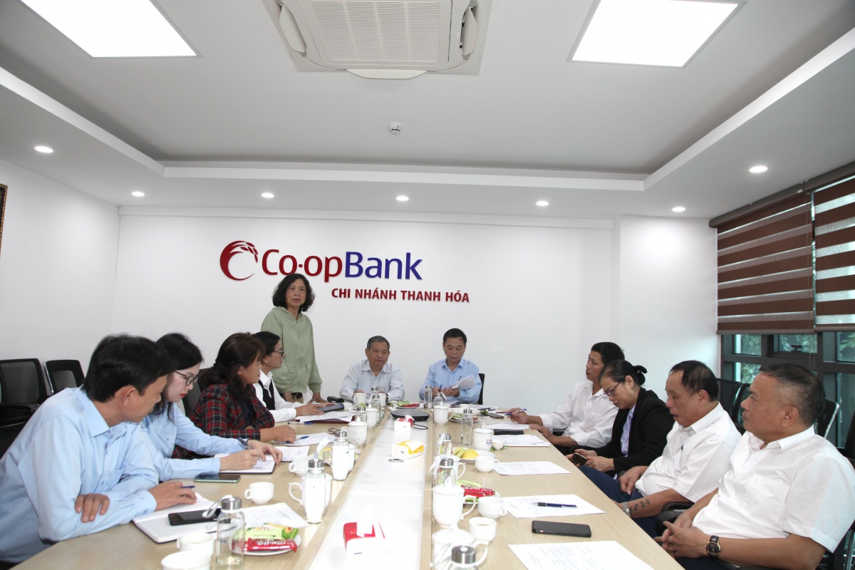 Bà Nguyễn Thị Kim Thanh, Phó Tổng Thư ký trao đổi tại buổi làm việc