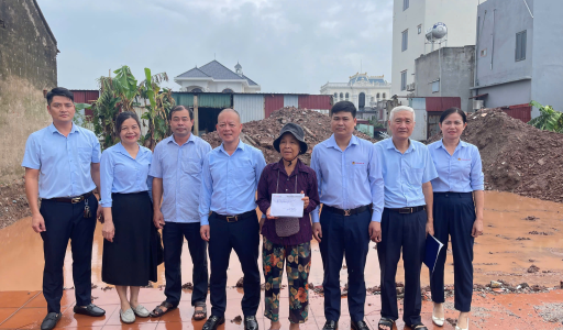 Co-opBank chi nhánh Nam Định và QTDND Nghĩa Lâm chung tay hỗ trợ người dân bị thiệt hại do hoàn lưu bão số 10