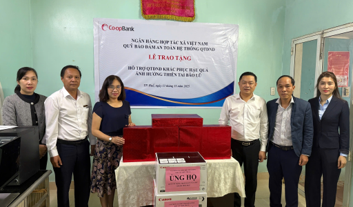 Co-opBank, Quỹ bảo đảm an toàn hệ thống QTDND trao quà hỗ trợ QTDND Tây Lộc khắc phục hậu quả bão lũ