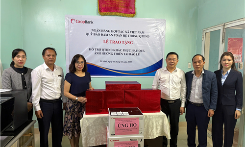 VAPCF Office and Co-opBank Quang Binh Branch support Tay Loc PCF to overcome the impacts of Typhoon No.13