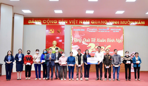 Co-opBank chi nhánh Phú Thọ trao quà Tết cho các hộ khó khăn tại xã Xuân Lũng và phường Việt Trì