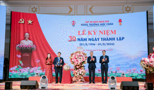 Lãnh đạo Co-opBank tham dự Lễ kỷ niệm 30 năm thành lập QTDND Nông Trường Mộc Châu